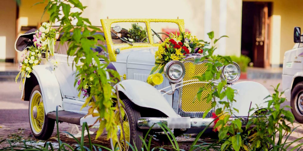 personalized touch to the wedding car